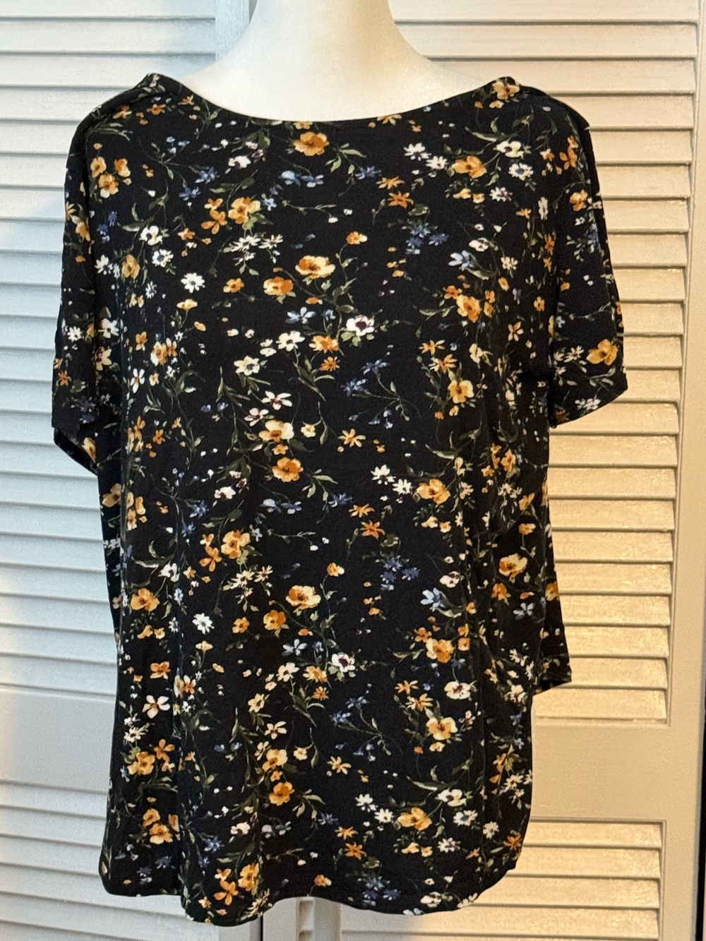 Ditzy Dark Floral Summer Short Sleeve Women’s Size Xl Stretchy Everyday Top .